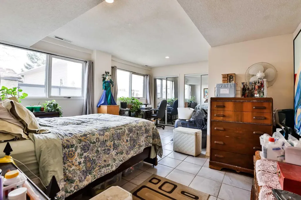 1108 10 Avenue N Lethbridge AB T1H 1K1