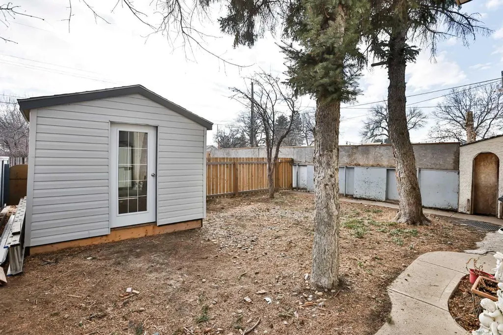1108 10 Avenue N Lethbridge AB T1H 1K1
