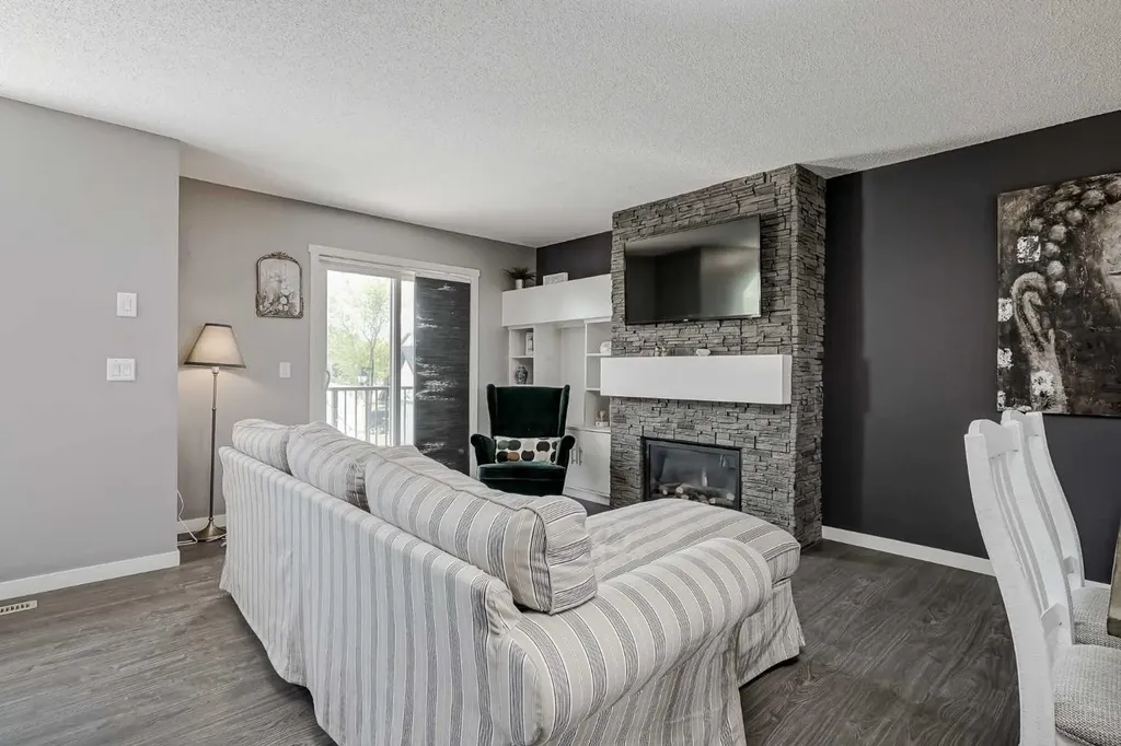 313 Copperpond Landing SE Calgary AB T2Z 1G6