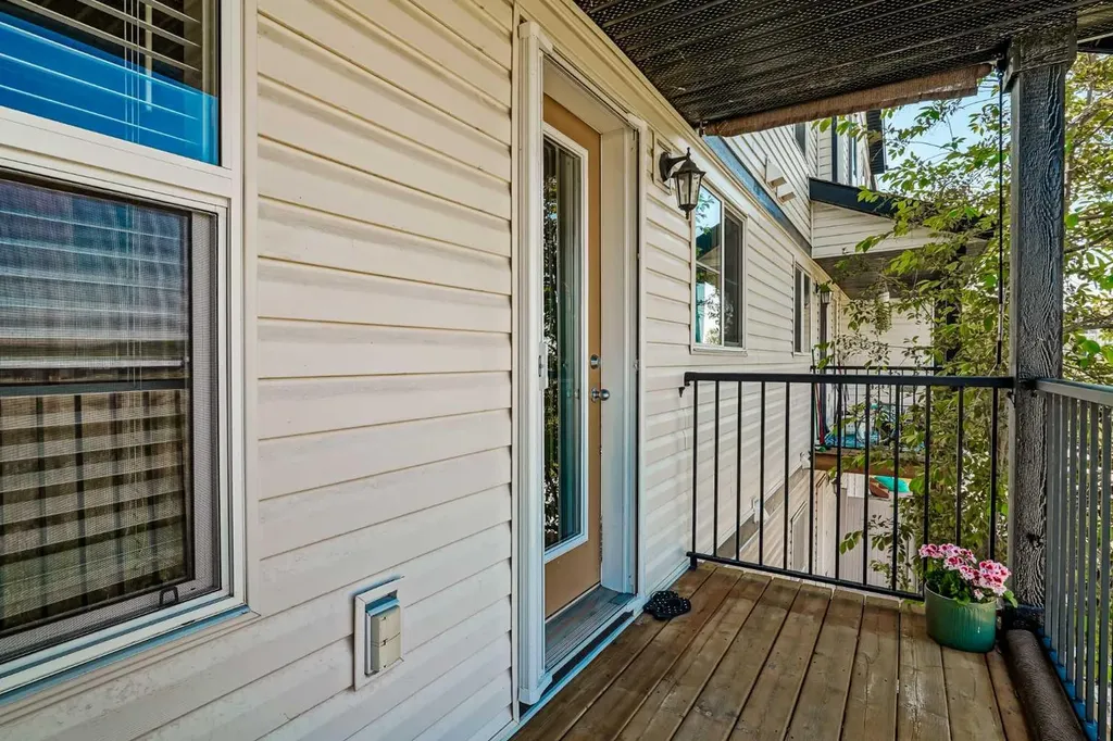 313 Copperpond Landing SE Calgary AB T2Z 1G6