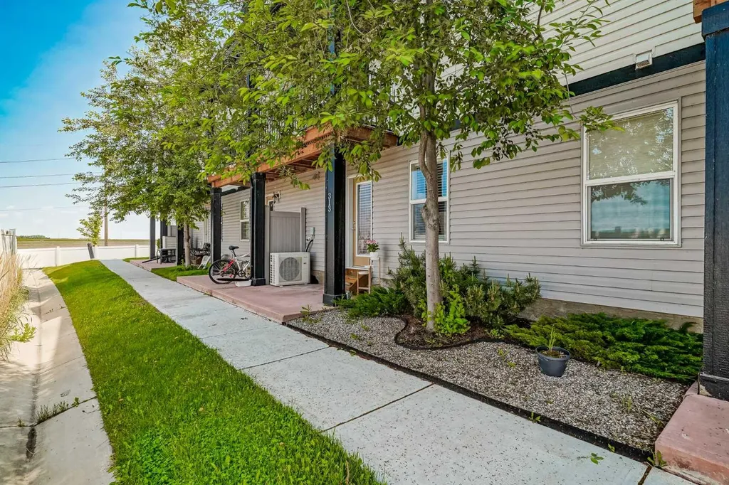 313 Copperpond Landing SE Calgary AB T2Z 1G6