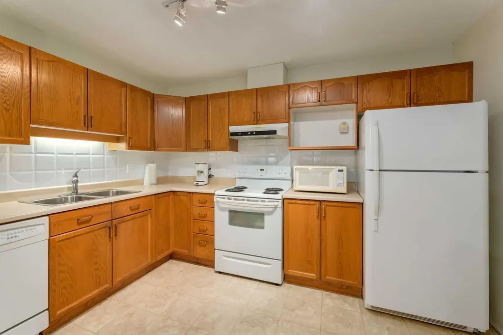 3204 Sienna Park Green SW Calgary AB T3H3N7