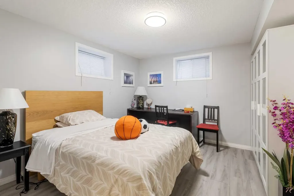 2816 24 Street NW Calgary AB T2M 3Z3