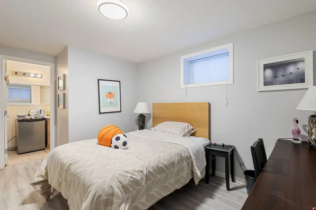 2816 24 Street NW Calgary AB T2M 3Z3