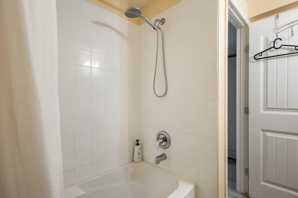 2816 24 Street NW Calgary AB T2M 3Z3