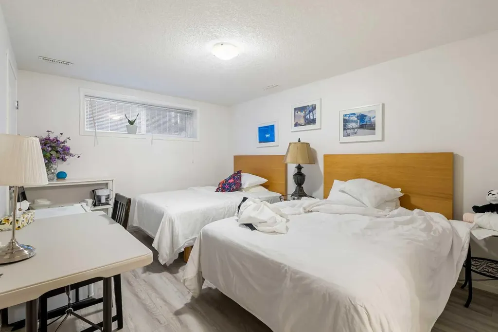 2816 24 Street NW Calgary AB T2M 3Z3
