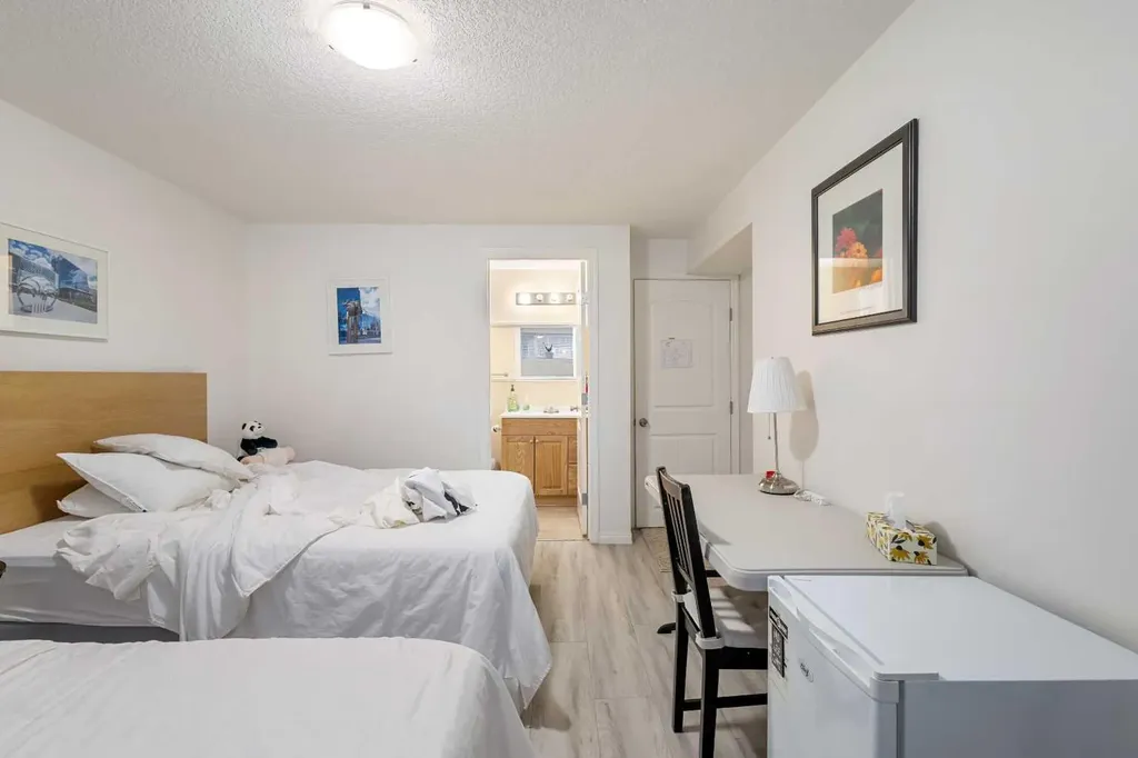 2816 24 Street NW Calgary AB T2M 3Z3