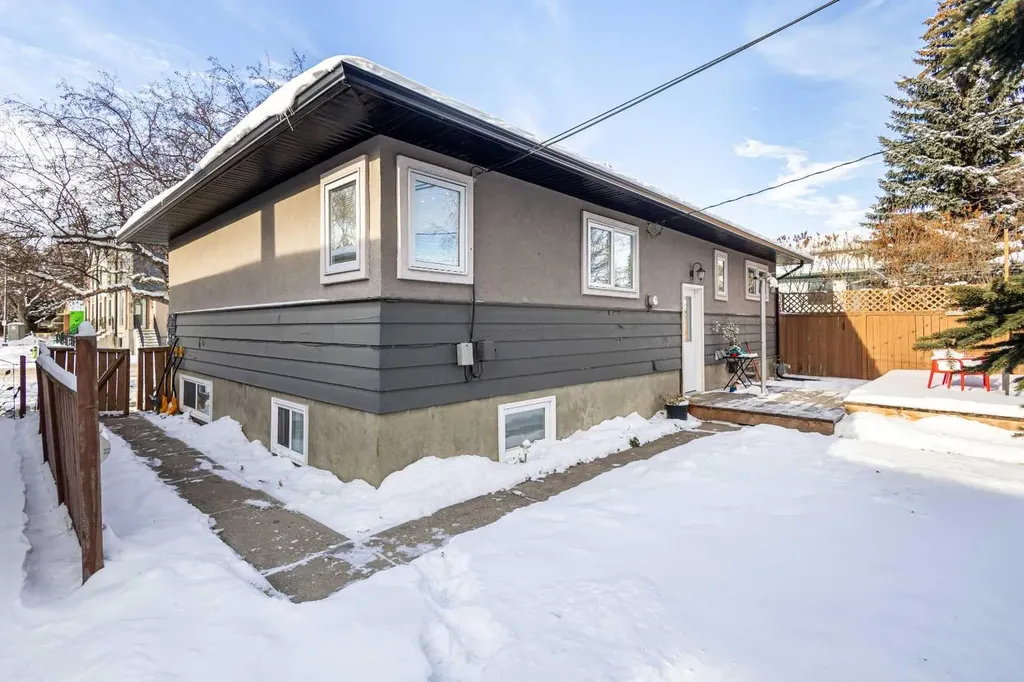 2816 24 Street NW Calgary AB T2M 3Z3