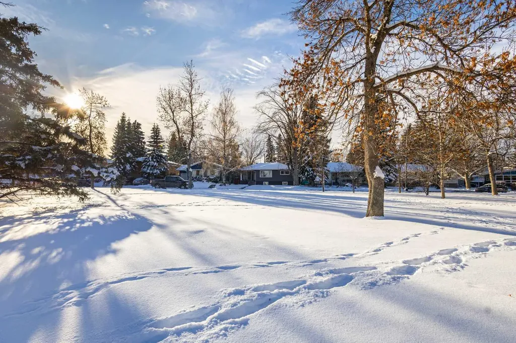 2816 24 Street NW Calgary AB T2M 3Z3