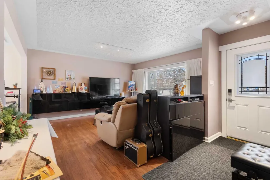 2816 24 Street NW Calgary AB T2M 3Z3