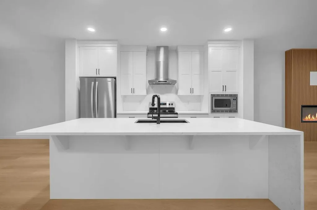 94 Royston Park NW Calgary AB T3L 0M4