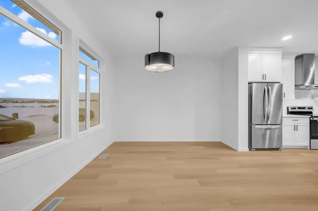 94 Royston Park NW Calgary AB T3L 0M4