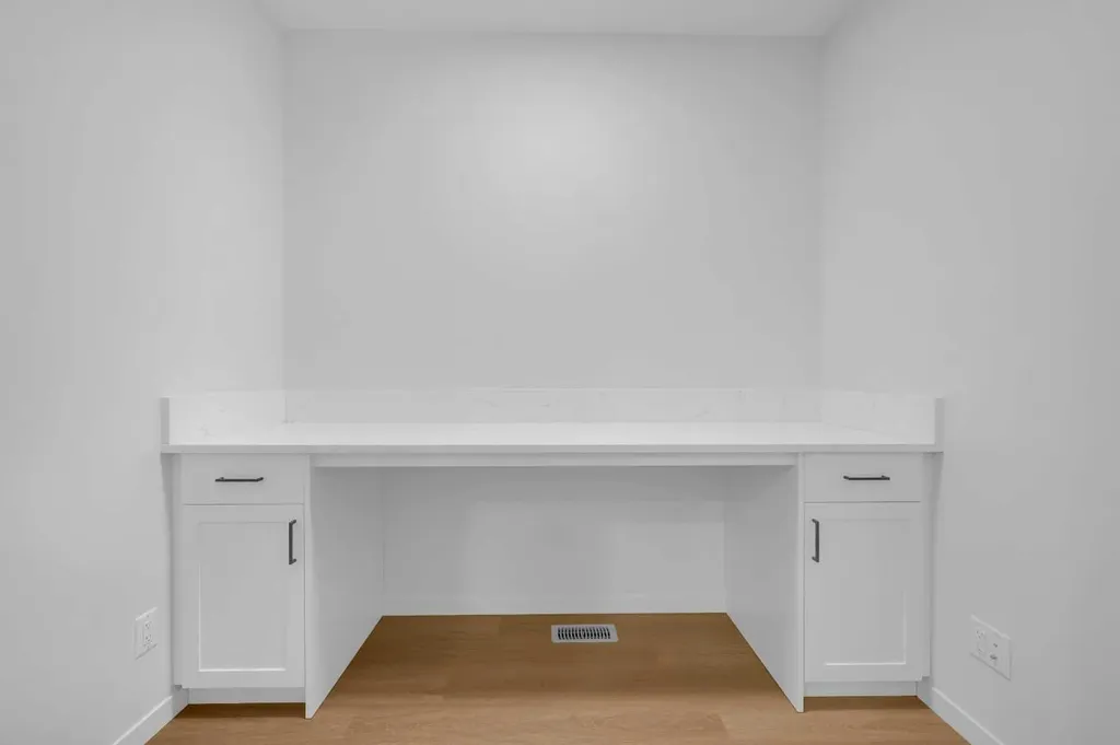 94 Royston Park NW Calgary AB T3L 0M4