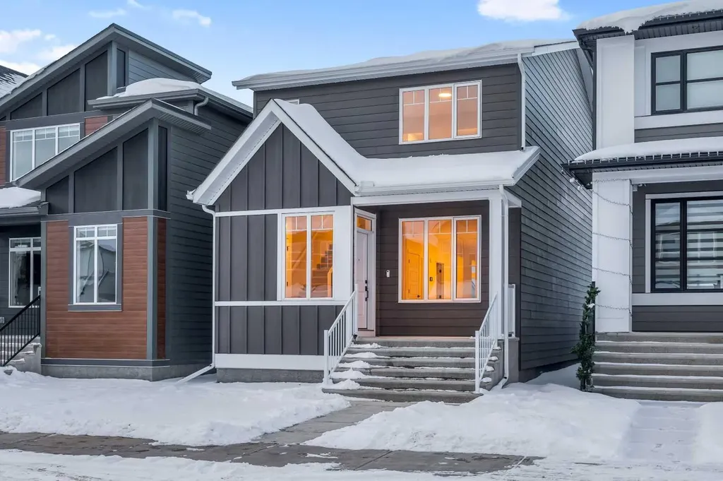 94 Royston Park NW Calgary AB T3L 0M4