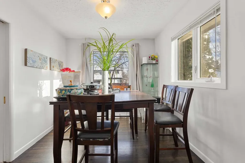 2812 24 Street NW Calgary AB T2M 3Z3