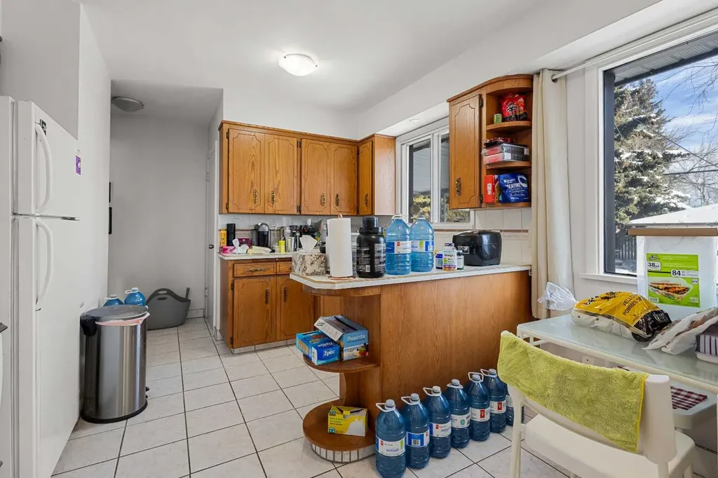 2812 24 Street NW Calgary AB T2M 3Z3