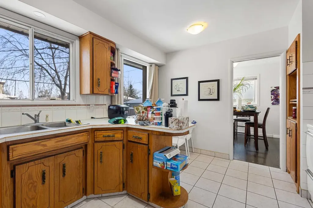 2812 24 Street NW Calgary AB T2M 3Z3