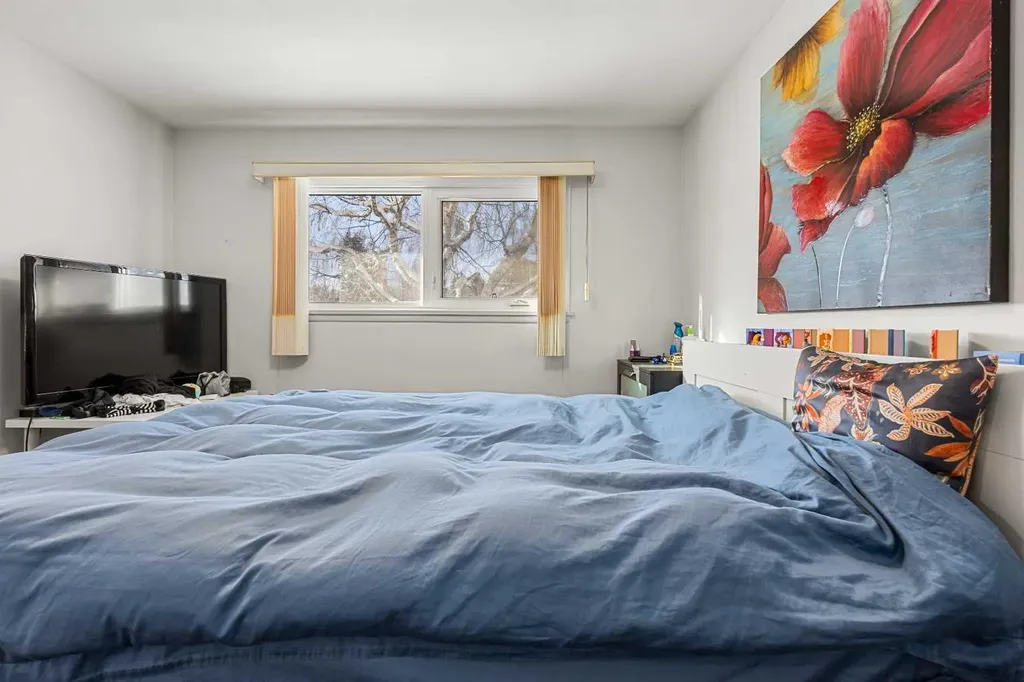 2812 24 Street NW Calgary AB T2M 3Z3