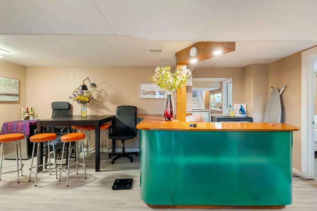2812 24 Street NW Calgary AB T2M 3Z3
