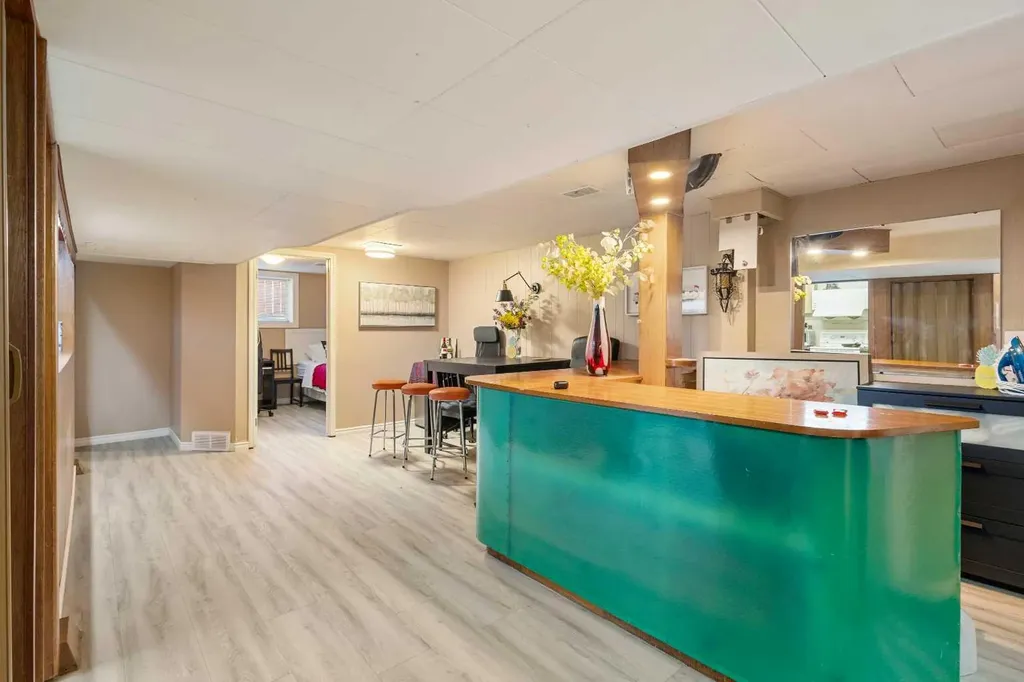 2812 24 Street NW Calgary AB T2M 3Z3