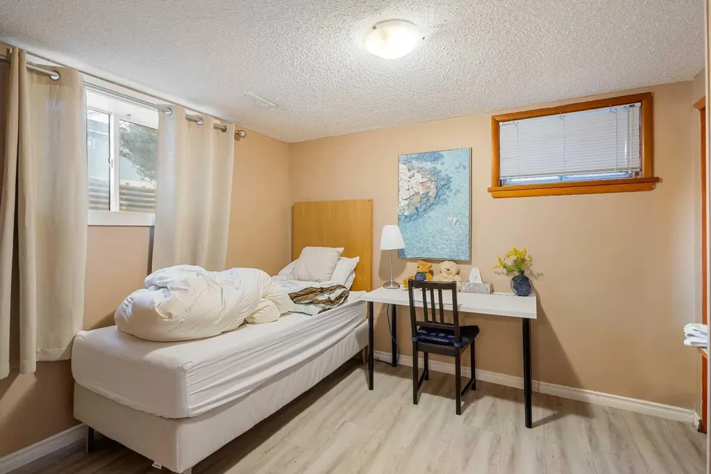 2812 24 Street NW Calgary AB T2M 3Z3