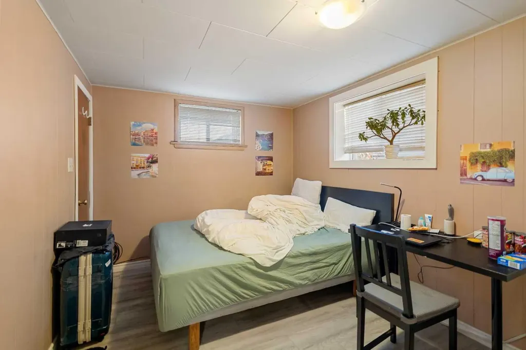 2812 24 Street NW Calgary AB T2M 3Z3