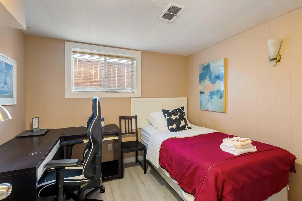 2812 24 Street NW Calgary AB T2M 3Z3