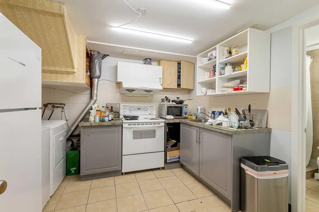 2812 24 Street NW Calgary AB T2M 3Z3