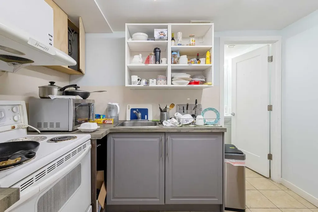 2812 24 Street NW Calgary AB T2M 3Z3
