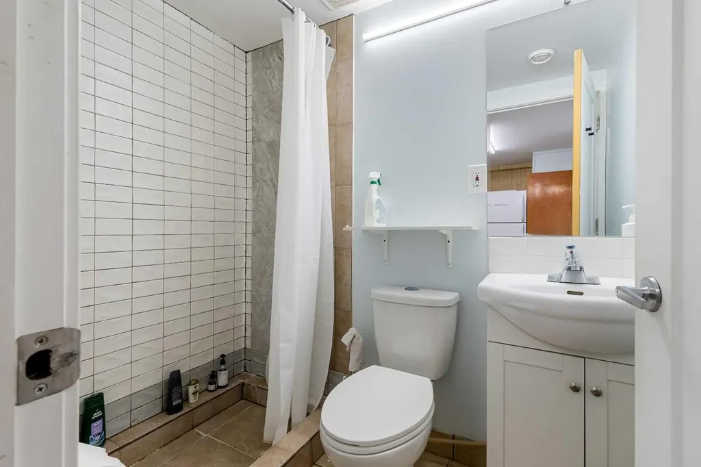 2812 24 Street NW Calgary AB T2M 3Z3