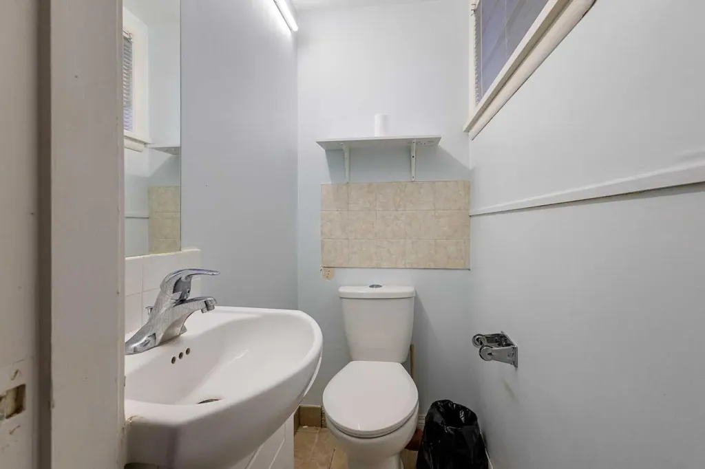 2812 24 Street NW Calgary AB T2M 3Z3