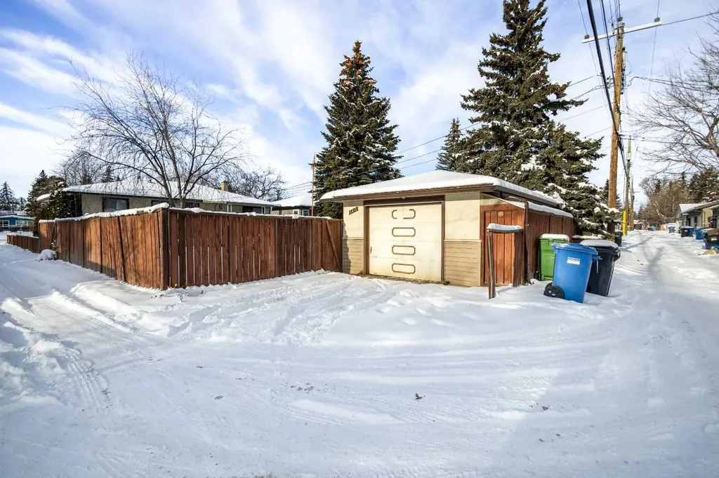 2812 24 Street NW Calgary AB T2M 3Z3