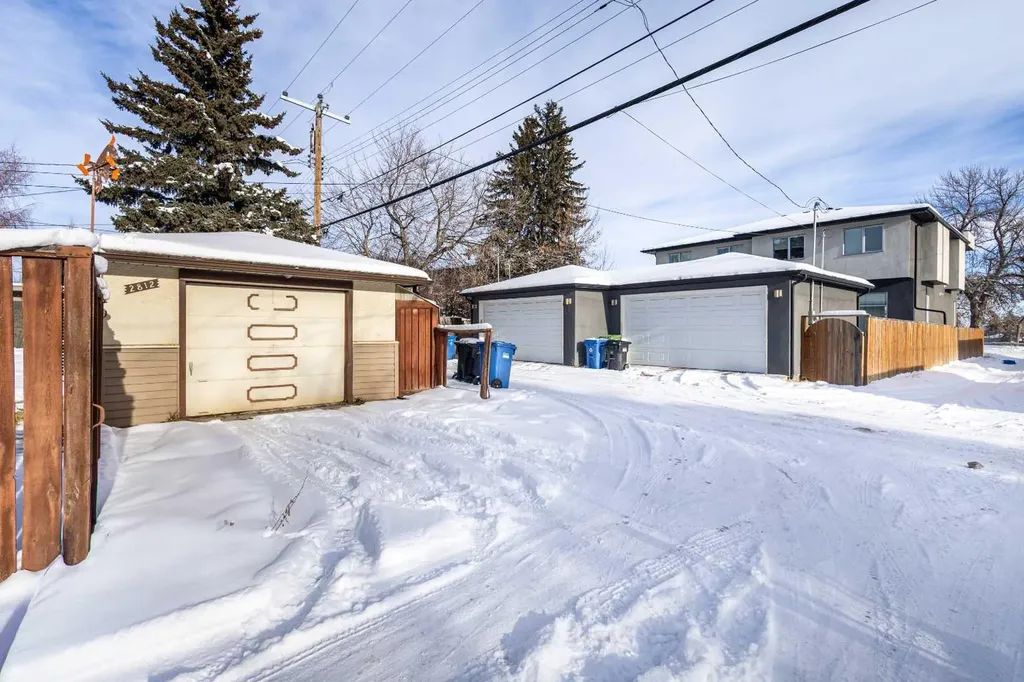 2812 24 Street NW Calgary AB T2M 3Z3