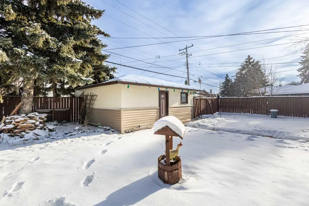 2812 24 Street NW Calgary AB T2M 3Z3