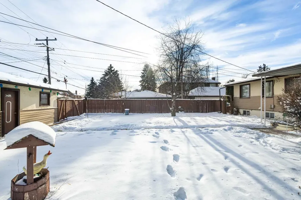 2812 24 Street NW Calgary AB T2M 3Z3
