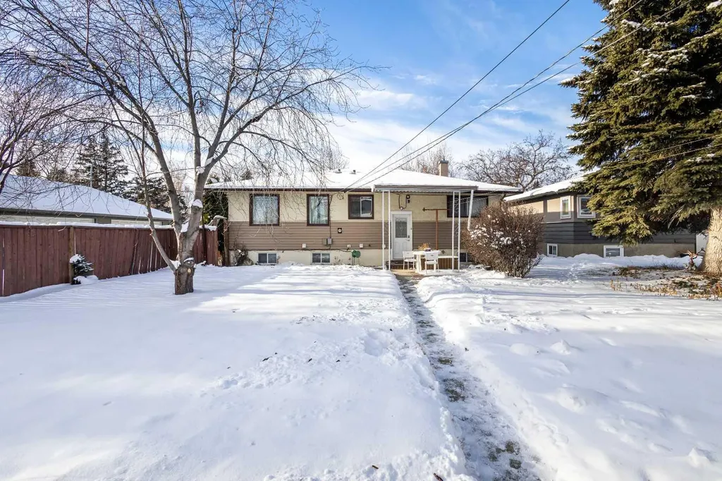 2812 24 Street NW Calgary AB T2M 3Z3