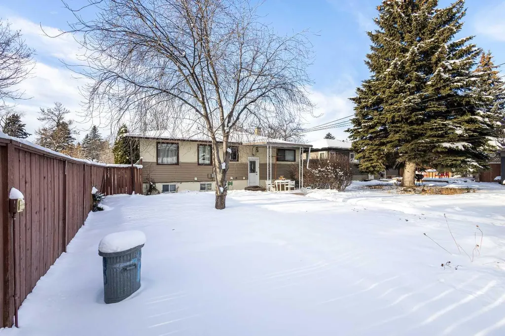 2812 24 Street NW Calgary AB T2M 3Z3