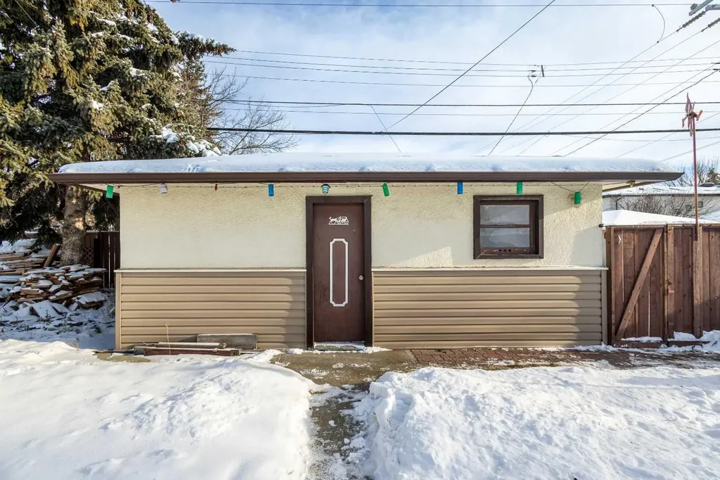 2812 24 Street NW Calgary AB T2M 3Z3