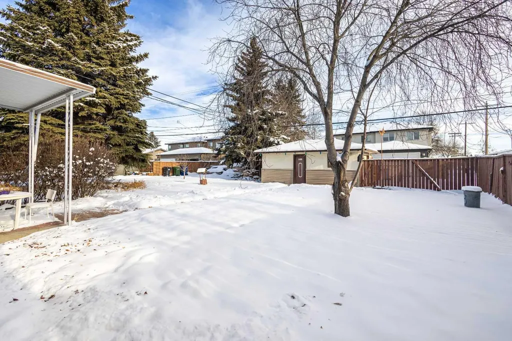 2812 24 Street NW Calgary AB T2M 3Z3