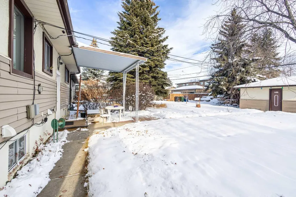 2812 24 Street NW Calgary AB T2M 3Z3