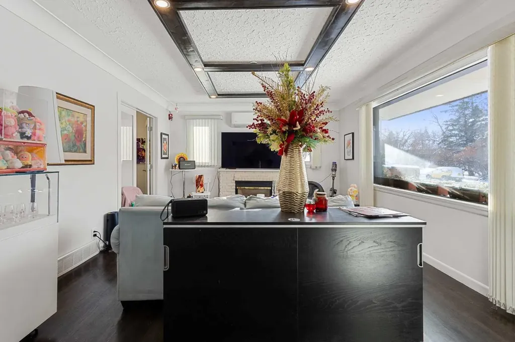 2812 24 Street NW Calgary AB T2M 3Z3