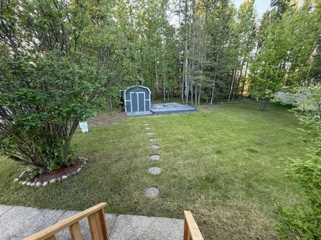 5226 18 Avenue Edson AB T7E 1G9