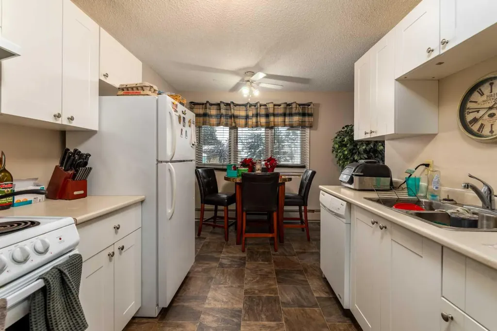 5502 49 Avenue Lloydminster SK S0M 0V4
