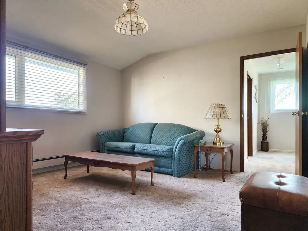 112 43 Avenue W Claresholm AB T0L0T0