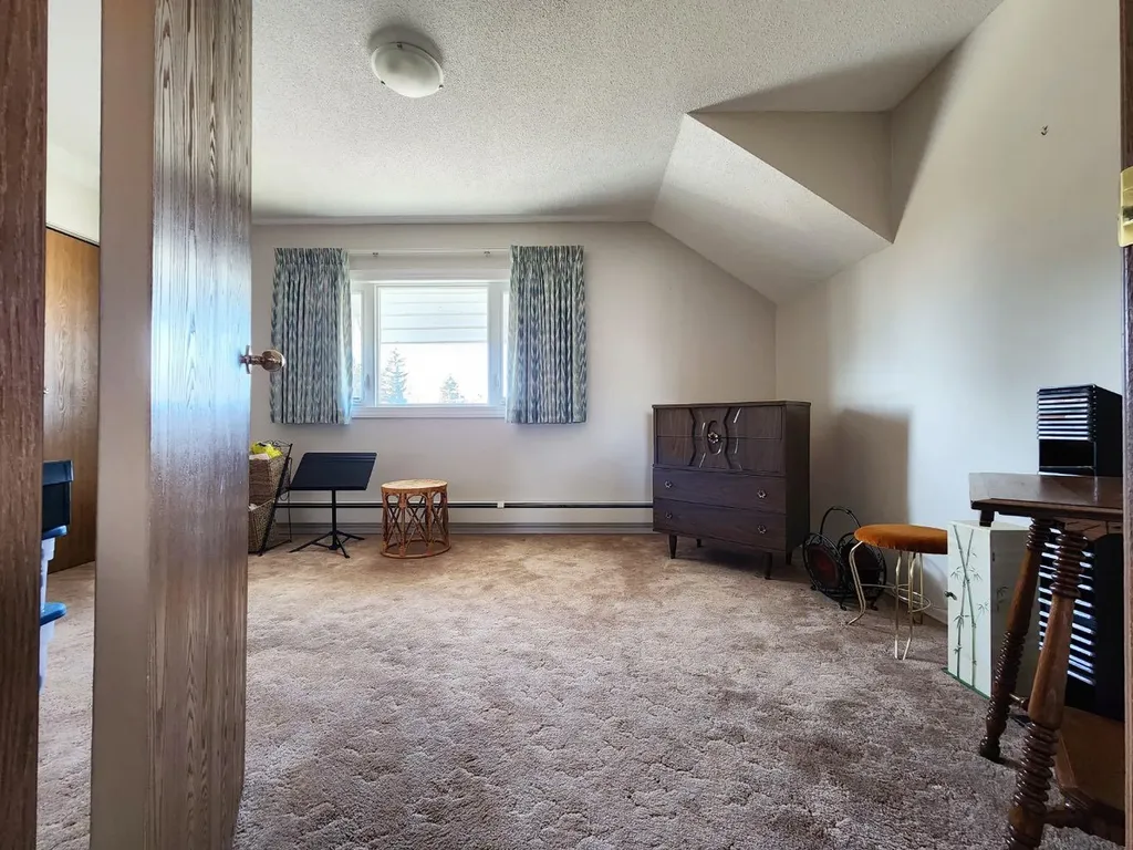 112 43 Avenue W Claresholm AB T0L0T0