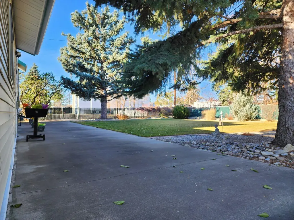 112 43 Avenue W Claresholm AB T0L0T0