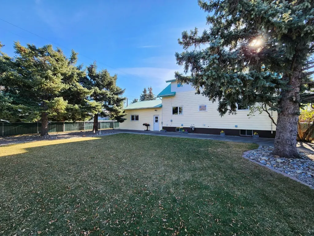 112 43 Avenue W Claresholm AB T0L0T0