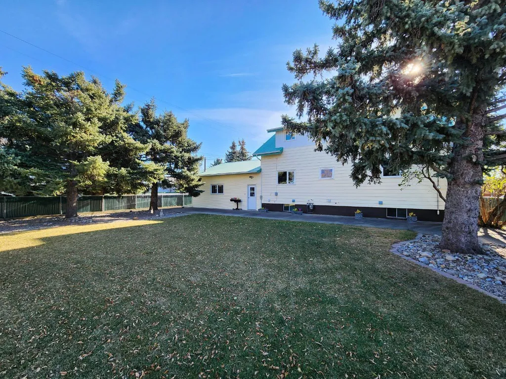 112 43 Avenue W Claresholm AB T0L0T0