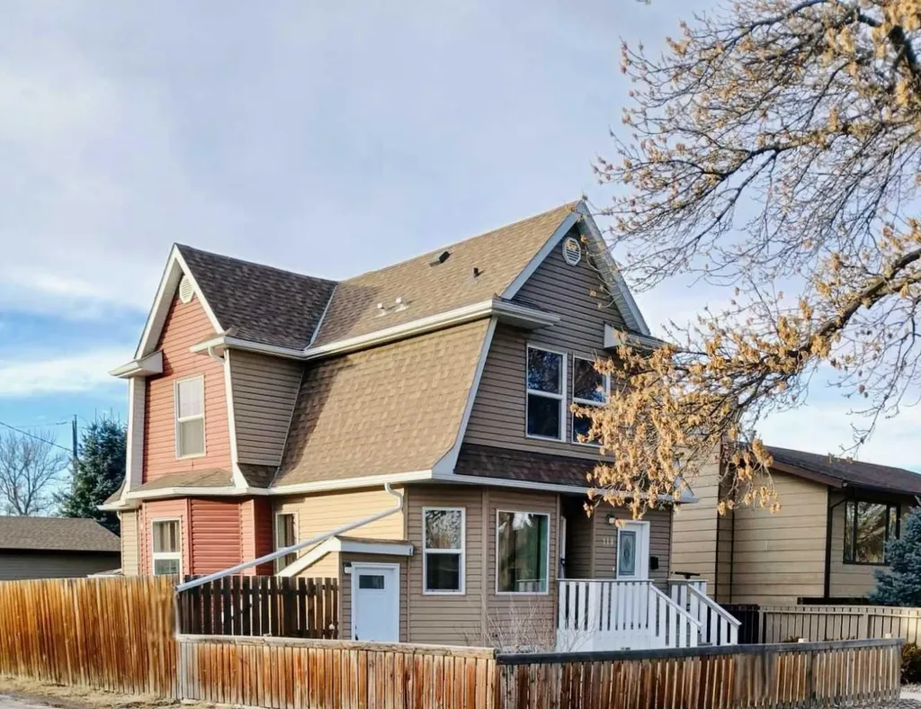 114 15 Street N Lethbridge AB T1H 2X4
