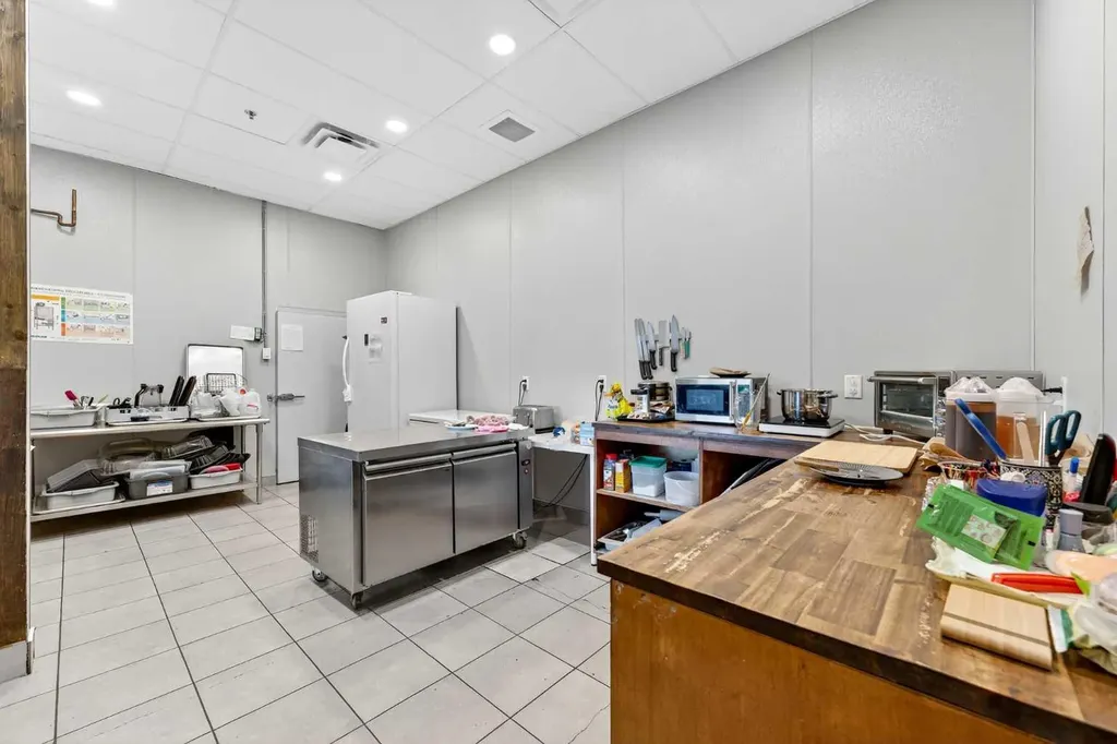 8278 175 Street NW Edmonton AB T5T1V1